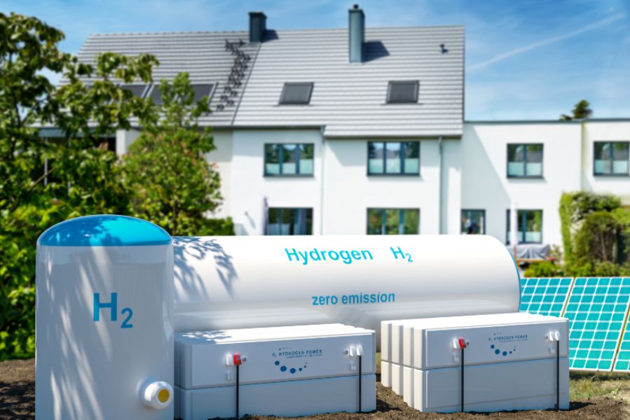 Réservoir d’hydrogène vert et panneaux solaires installés devant une maison moderne, illustrant le chauffage domestique durable et zéro émission