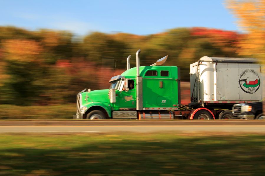 camion en route pour aller livrer du gazol