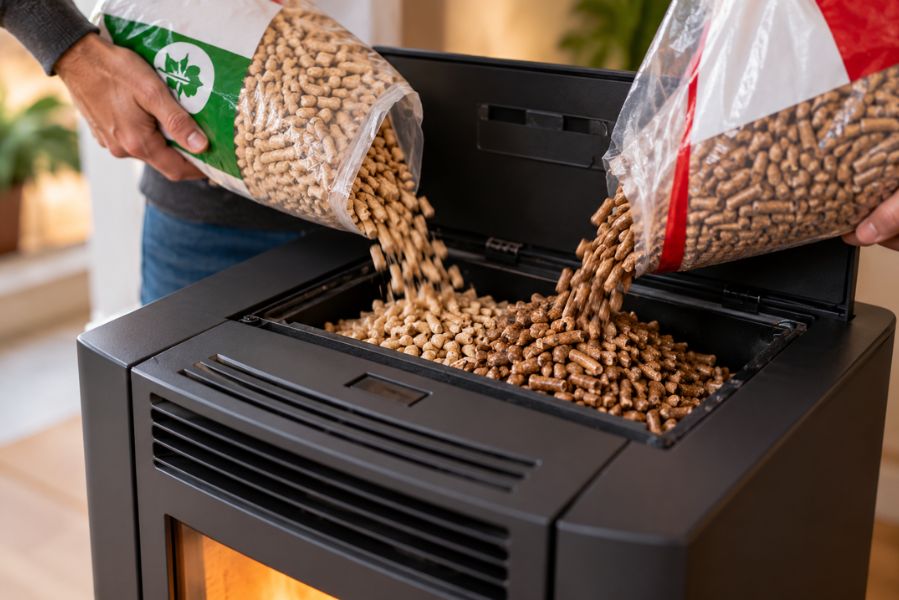 `Mélange de deux marques de pellets dans la trémie d’un poêle à granulés`