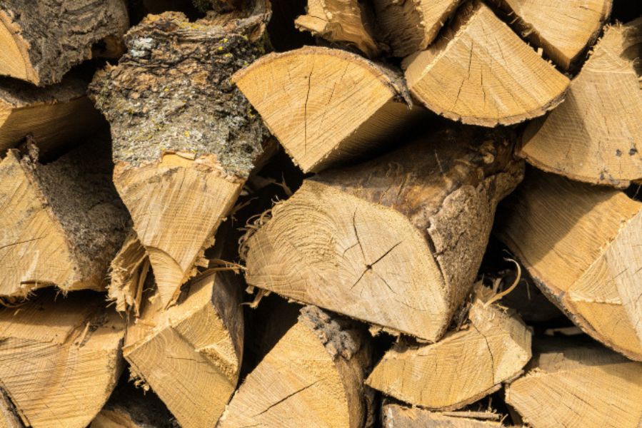 Tas de bûches de bois sec prêtes à l’emploi pour le chauffage, idéales pour une combustion optimale à Soissons et Mercin-et-Vaux, livrées par Combustibles Fécourt.